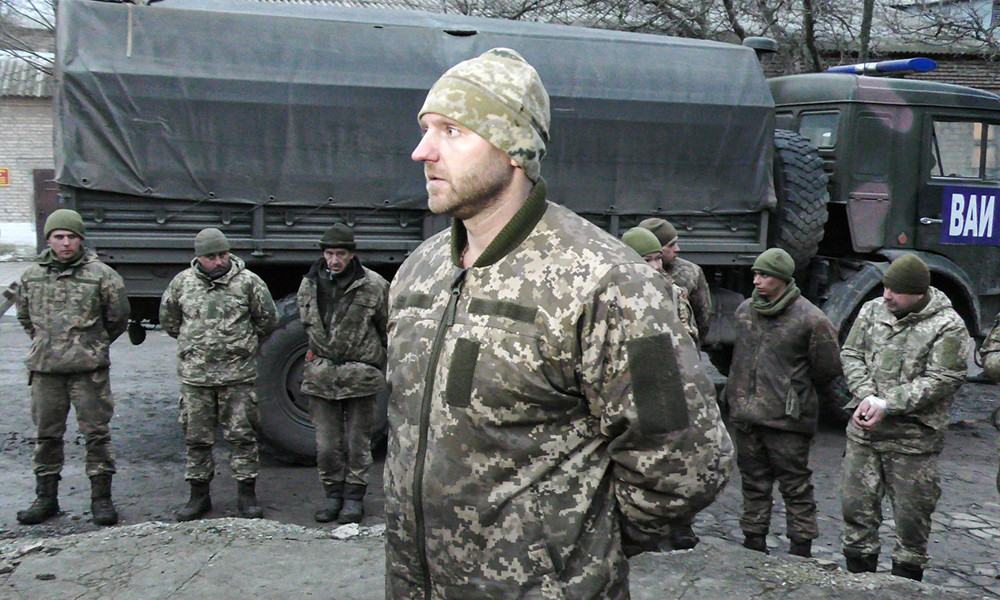 Народная милиция ДНР опубликовала видео со сложившими оружие военными Украины