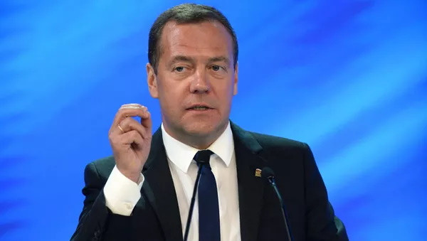 Медведев без слов поздравил россиян с майскими праздниками