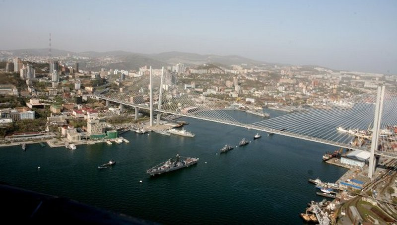 В центральную бухту Владивостока по ошибке работника вылились 200 л мазута