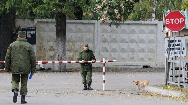 Источник: срочник сбежал с оружием из воинской части в Свердловской области