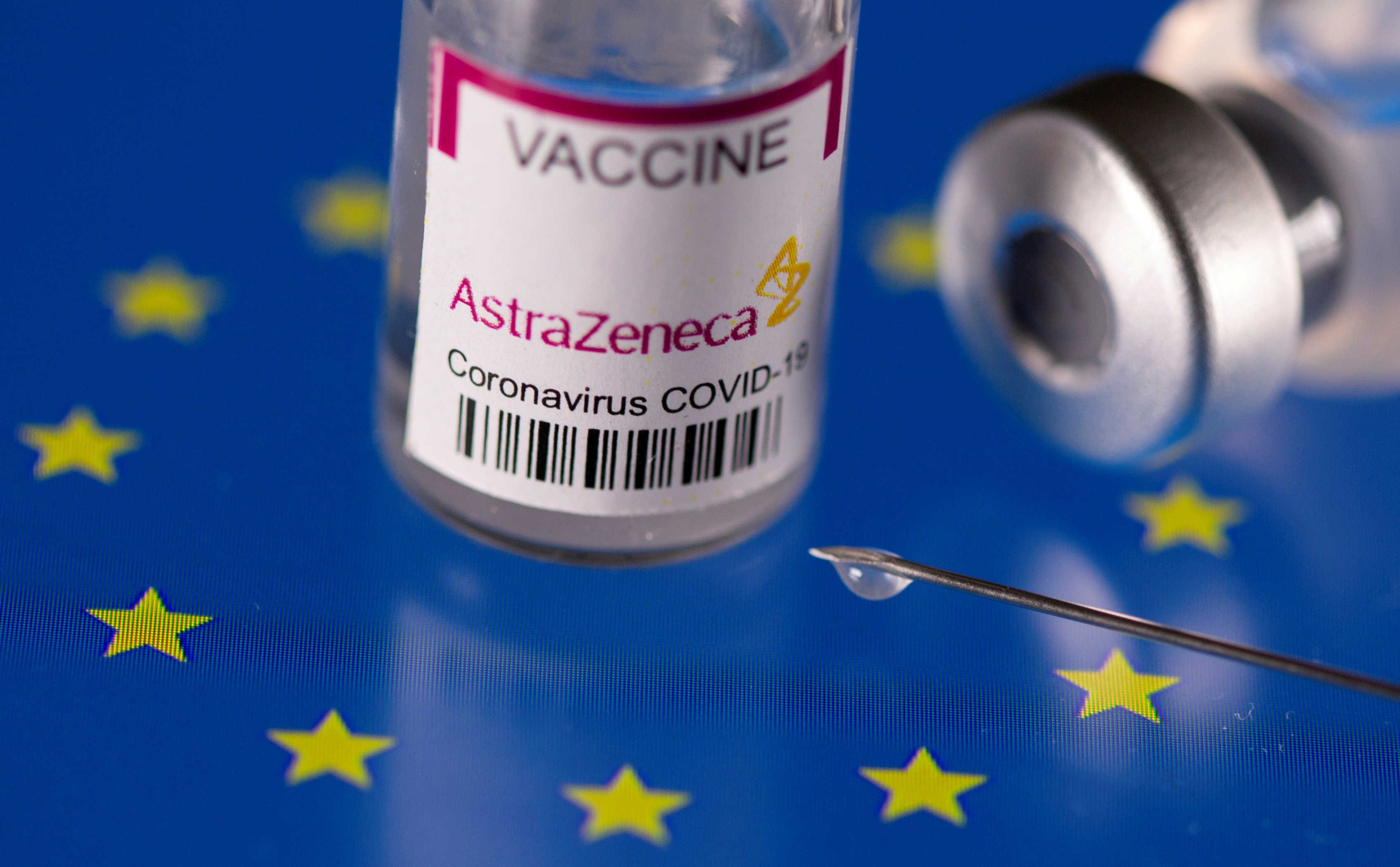 Ученые установили связь вакцины AstraZeneca с тромбозами