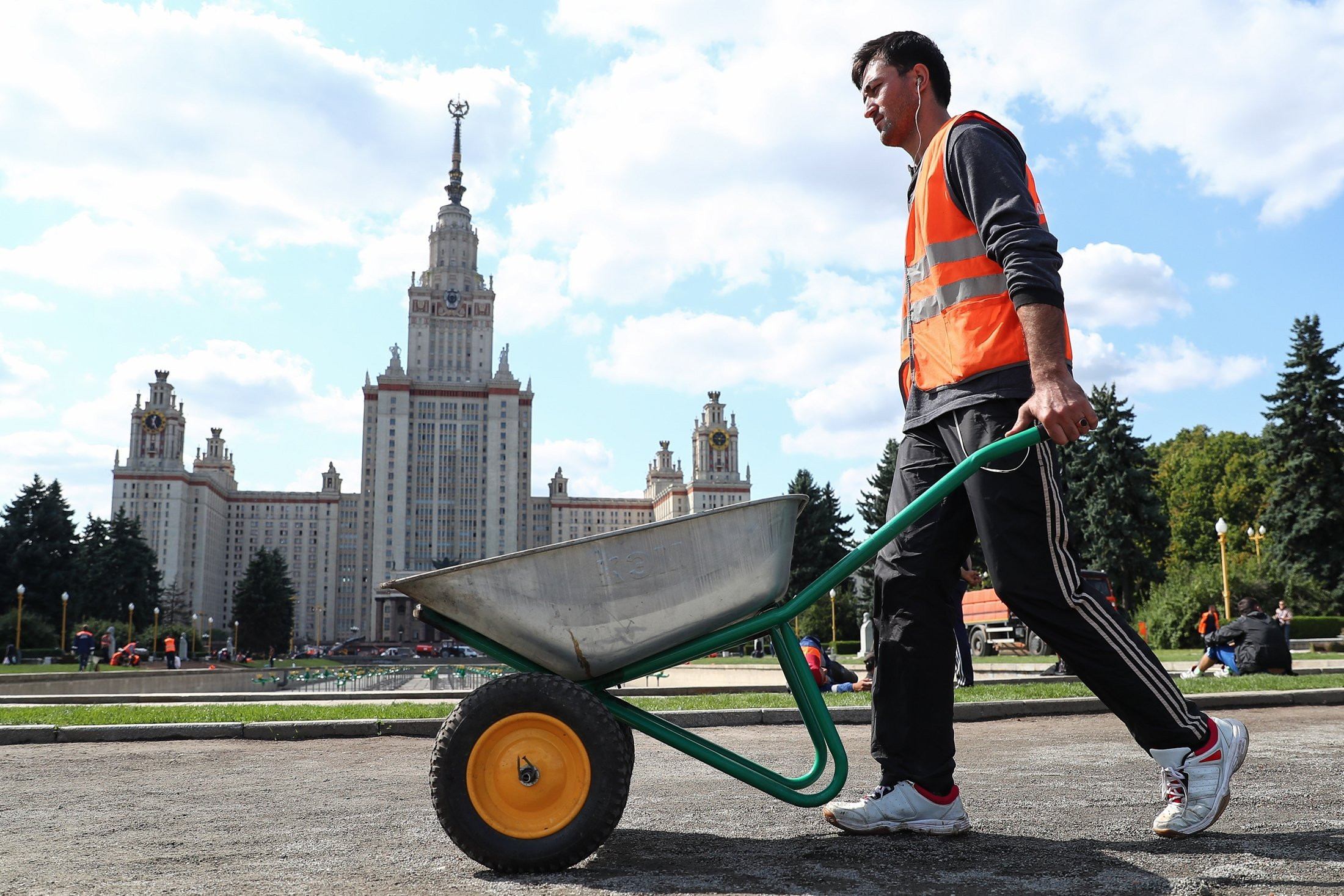 Москва хочет избавиться от мигрантов