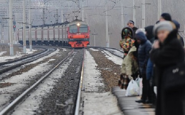 Электричка насмерть сбила человека на востоке Москвы