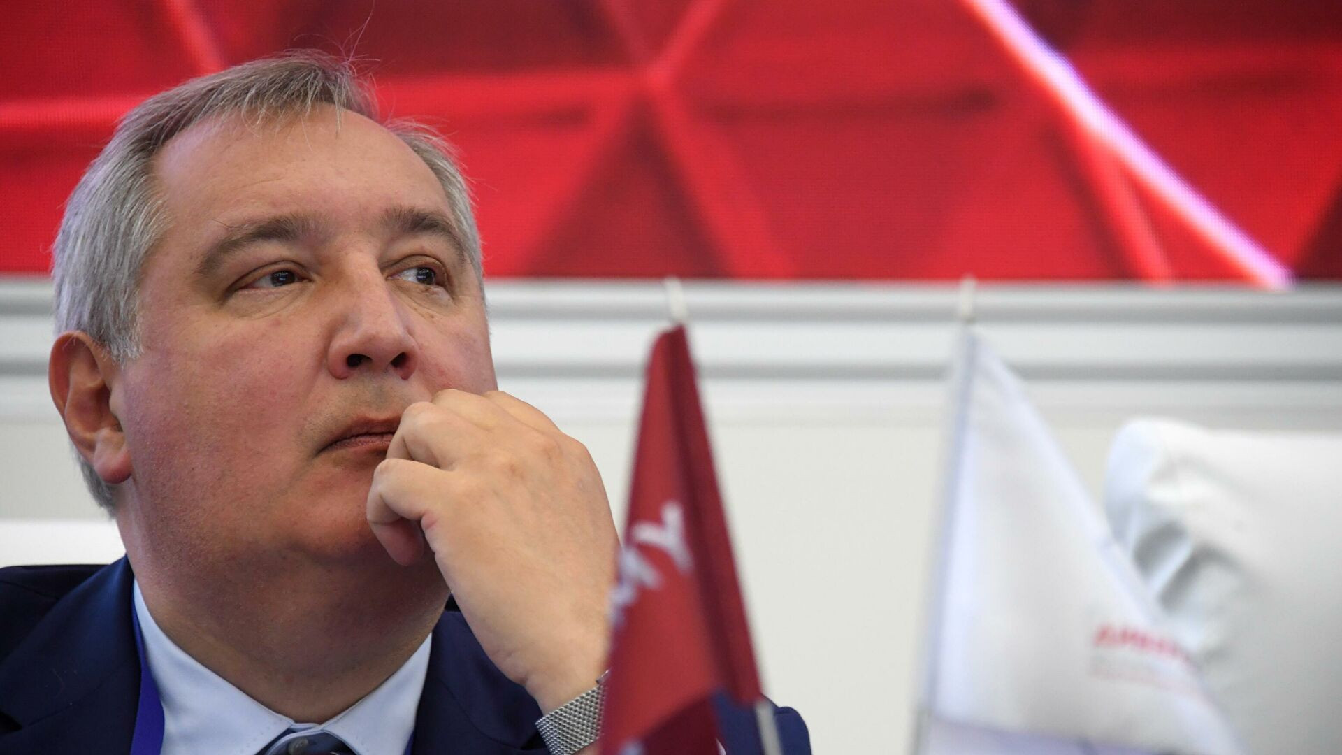 Рогозин счёл губительной для Земли идею Маска бомбить Марс
