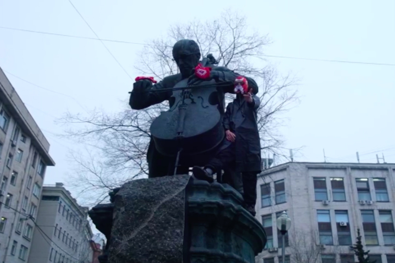 Московские памятники одели в варежки