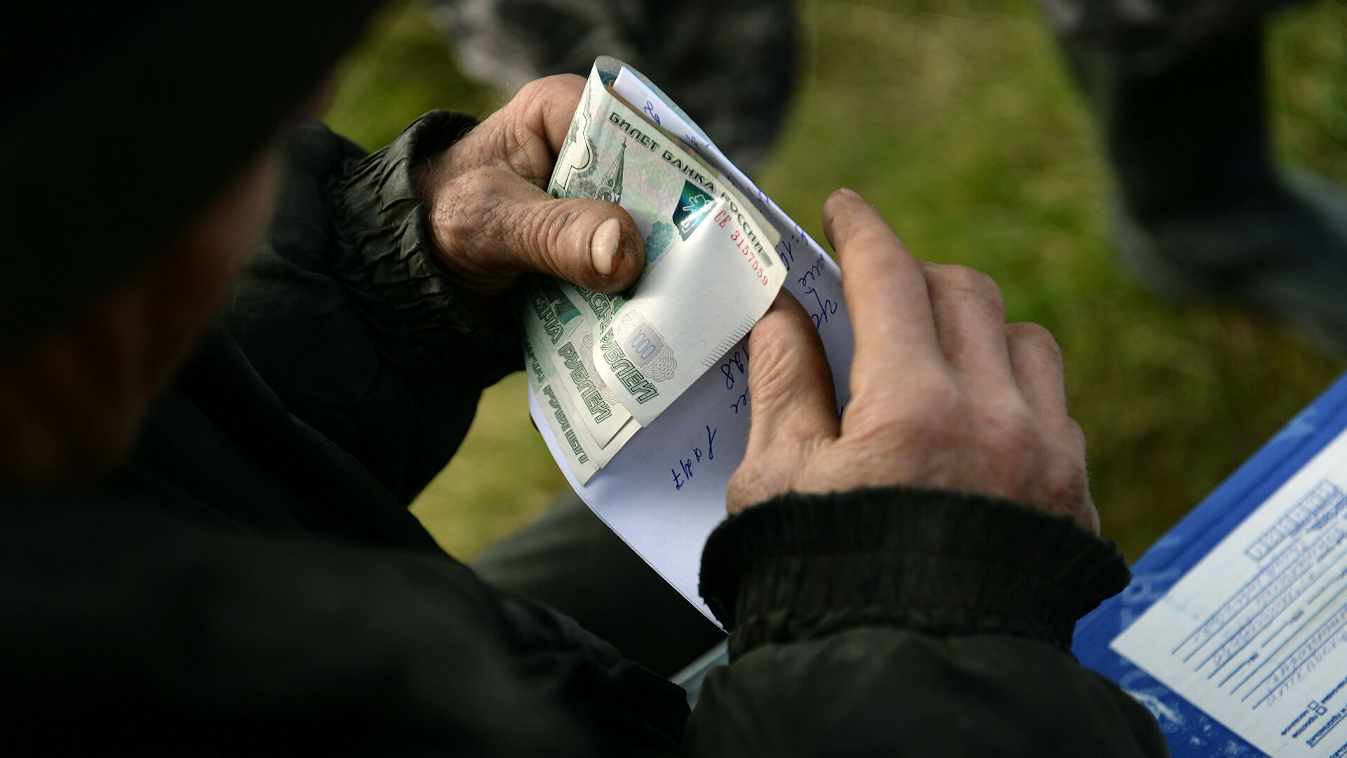 Пенсионер заявил в полицию о пропаже вещей на 48 млн рублей из квартиры в Москве