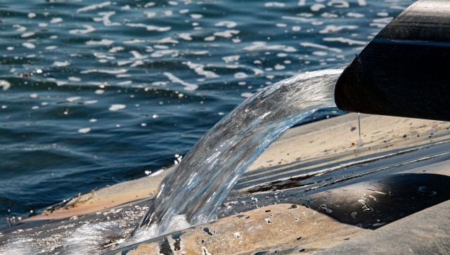 Вода из Украины начала поступать в Крым