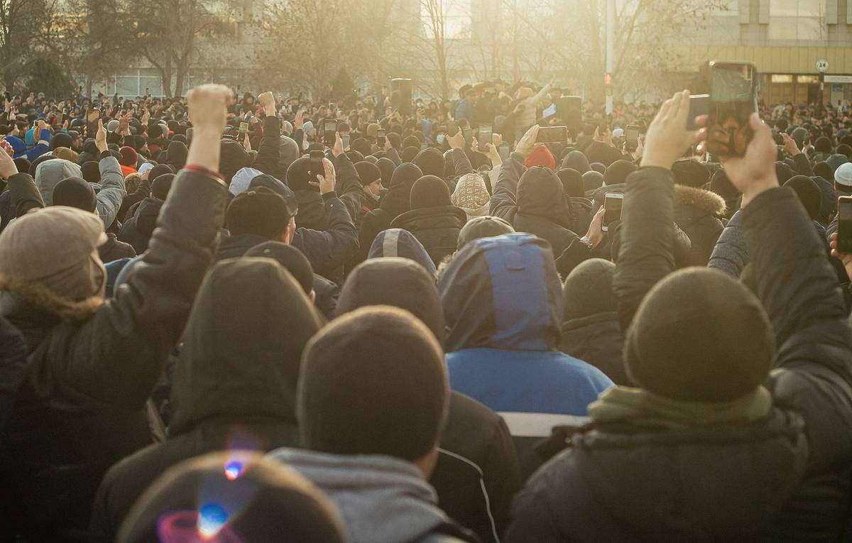 В центре Алма-Аты начались столкновения протестующих с полицейскими