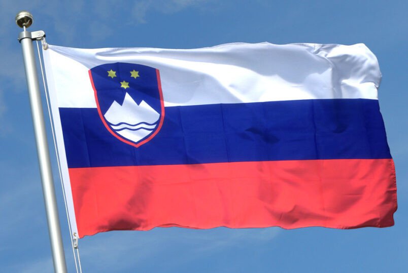 Посольство Словении в Киеве сняло флаг из-за сходства с российским триколором