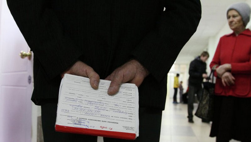 Полисы ОМС предлагают перевести в цифру