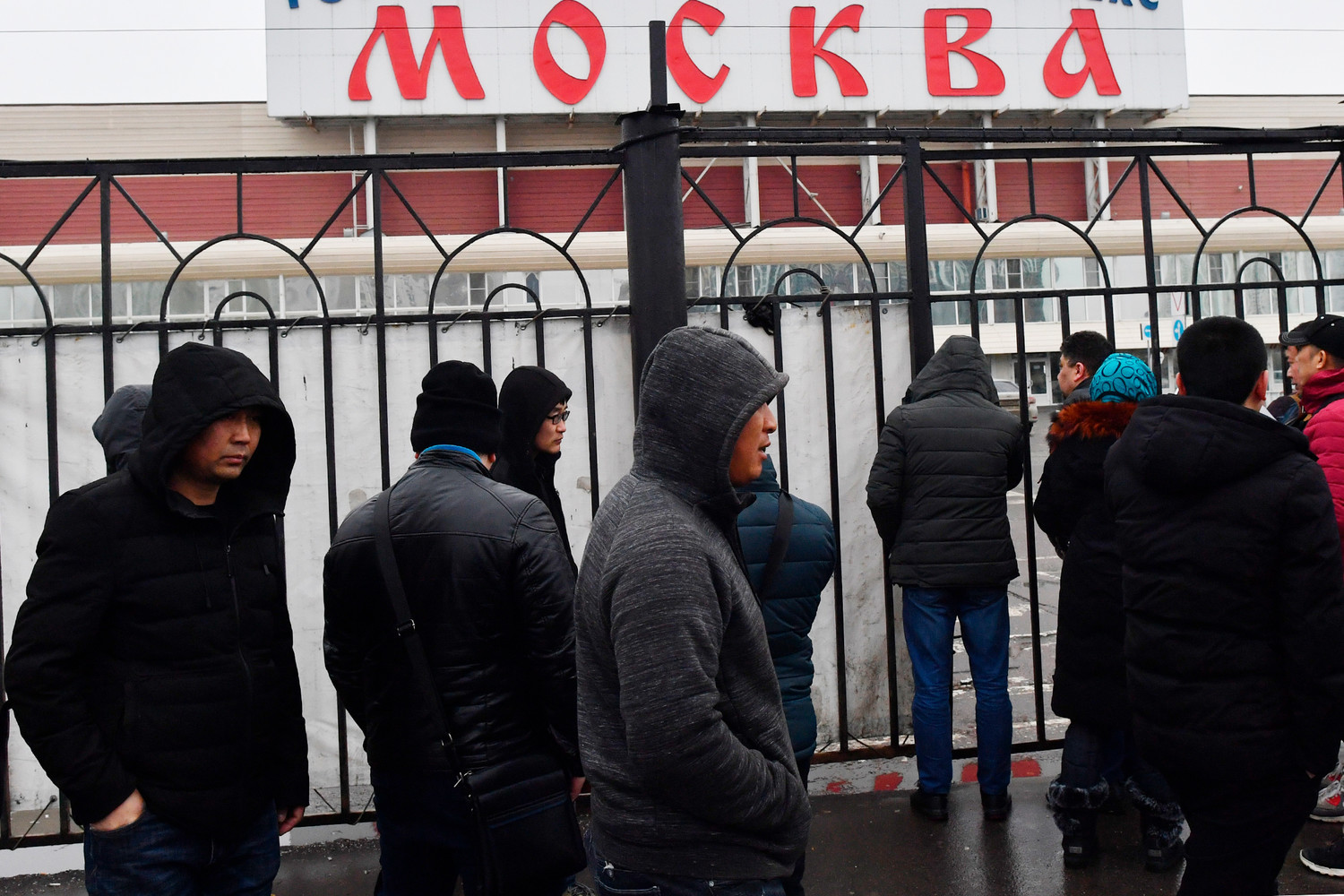 Быстро высылать: Путин потребовал «самых жестких мер» к нелегальным мигрантам за экстремизм
