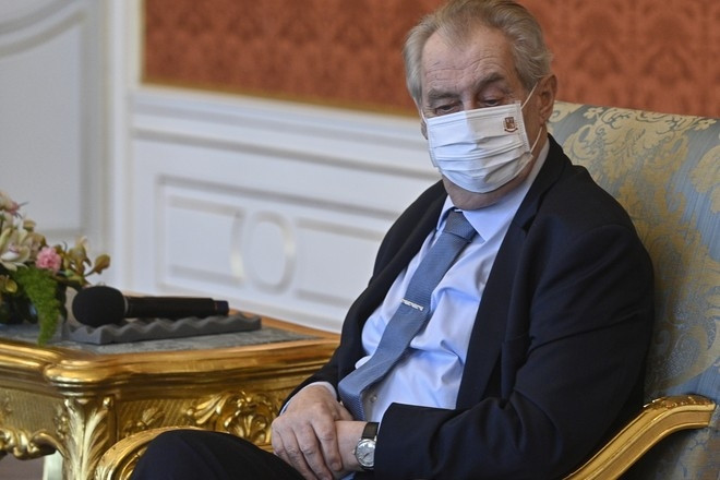 Президент Чехии пересядет в инвалидную коляску из-за проблем с ногами